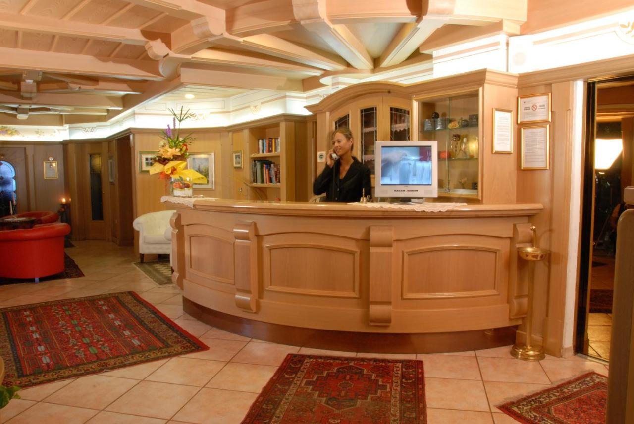Hotel Alle Alpi Moena Bagian luar foto